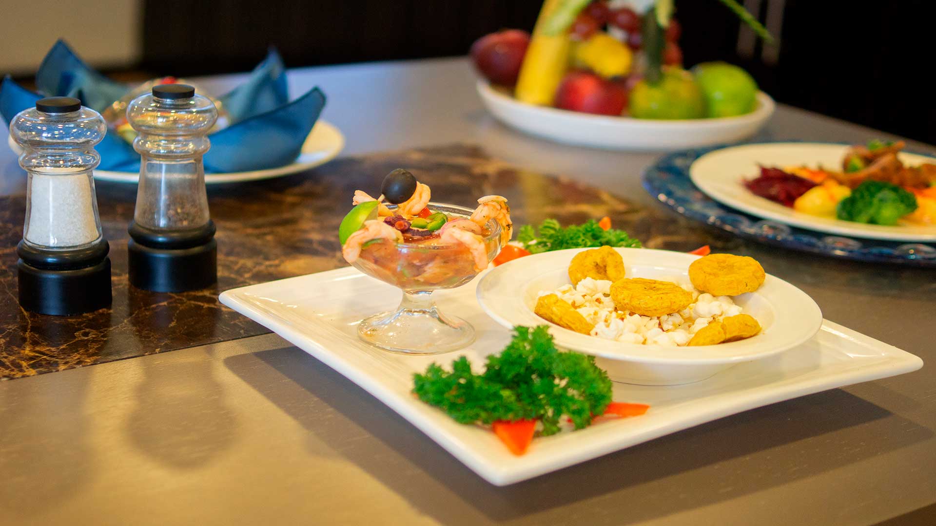 Cuisine Slide Alya Catamaran - Galaxy Expeditions