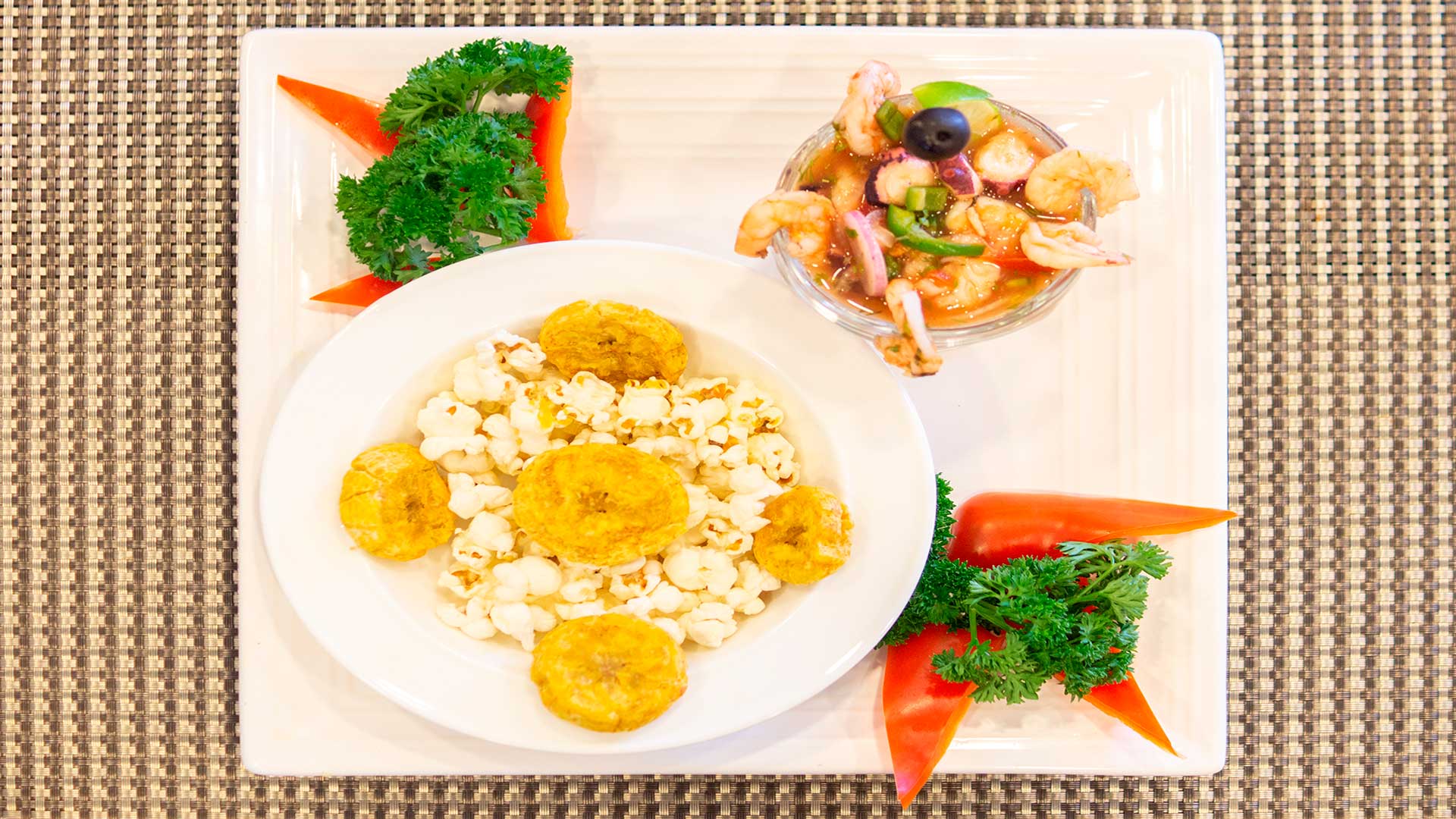 Cuisine Slide Alya Catamaran - Galaxy Expeditions