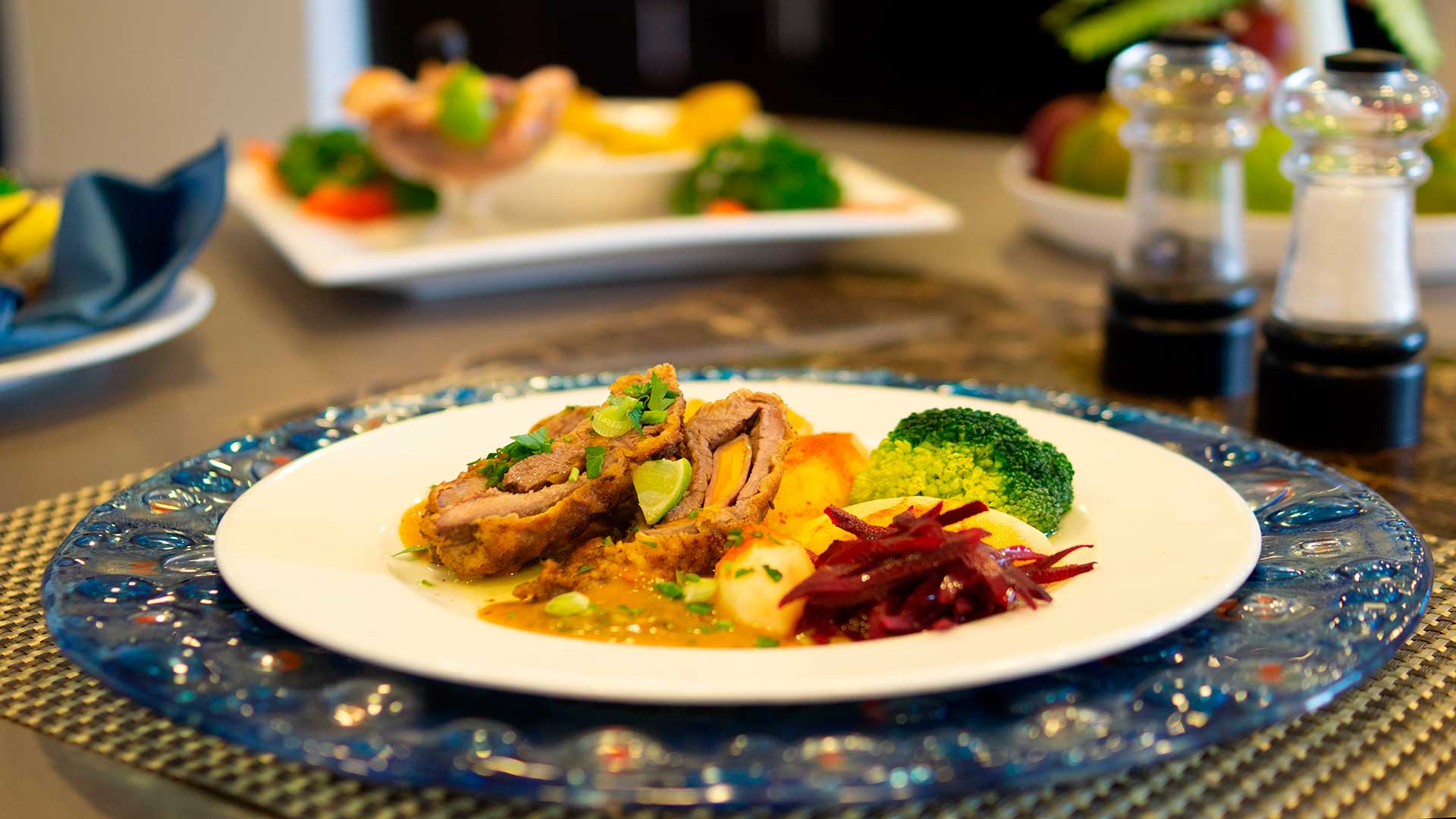 Cuisine Slide Alya Catamaran - Galaxy Expeditions